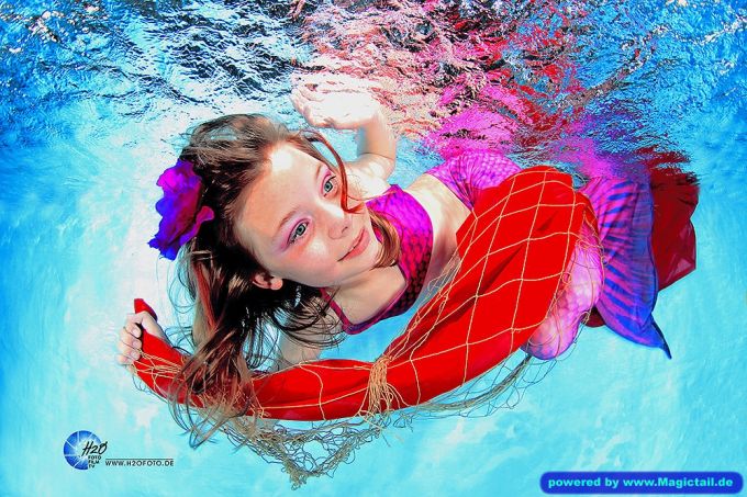 Mermaid H2O Unterwasser Fotoshooting:Meerjungfrauen Schwimmen H2OFoto.de Termine Fotoshooting Unterwasser-taucher