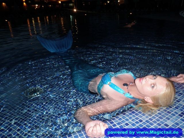 Merdiva Stephanie:Merdiva @ the pool;)-Gonzalez