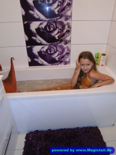 Karo the mermaid:In a bath-ogon